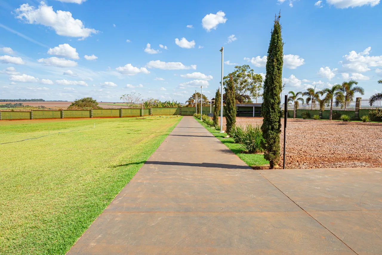 Caminho seco entre os jardins do Vale do São Patrício